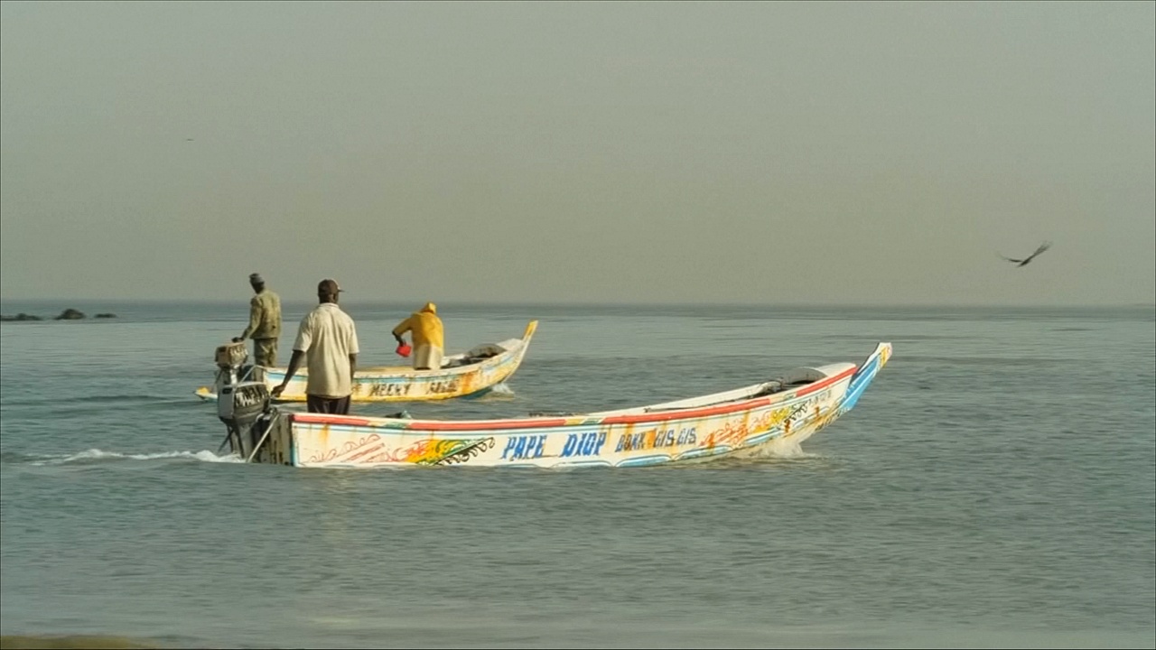 Сенегальские рыбаки расписывают лодки для хорошего улова