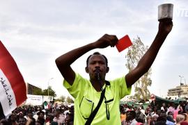 Суданцы протестуют и требуют от военных создать гражданское правительство