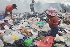 Голодные венесуэльцы ищут еду на бразильской свалке