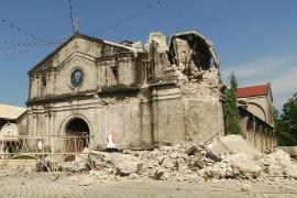 Филиппинские спасатели ищут выживших после землетрясения