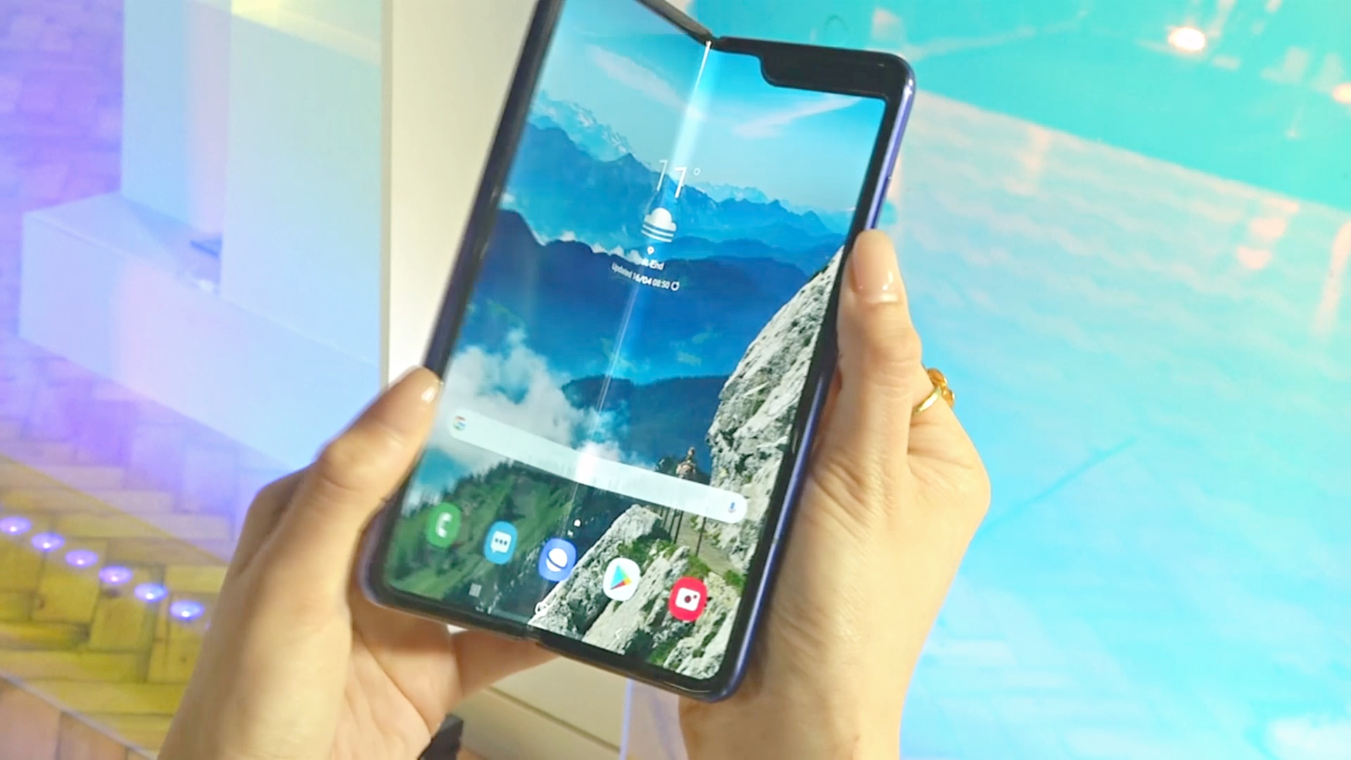 Samsung отложил продажу сгибающегося телефона из-за поломок экрана