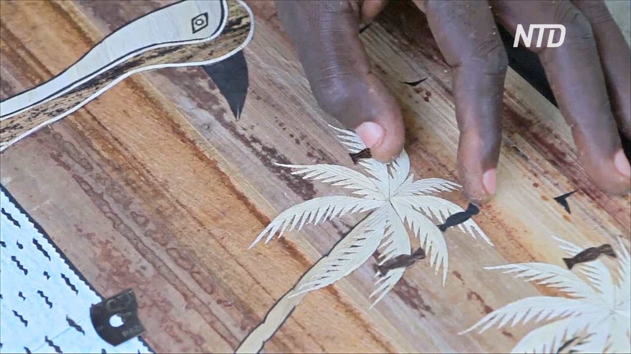 Камерунцы истребляют водяной гиацинт и превращают его в произведения искусства