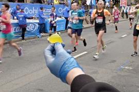 Во время Лондонского марафона раздавали съедобные водяные бомбочки