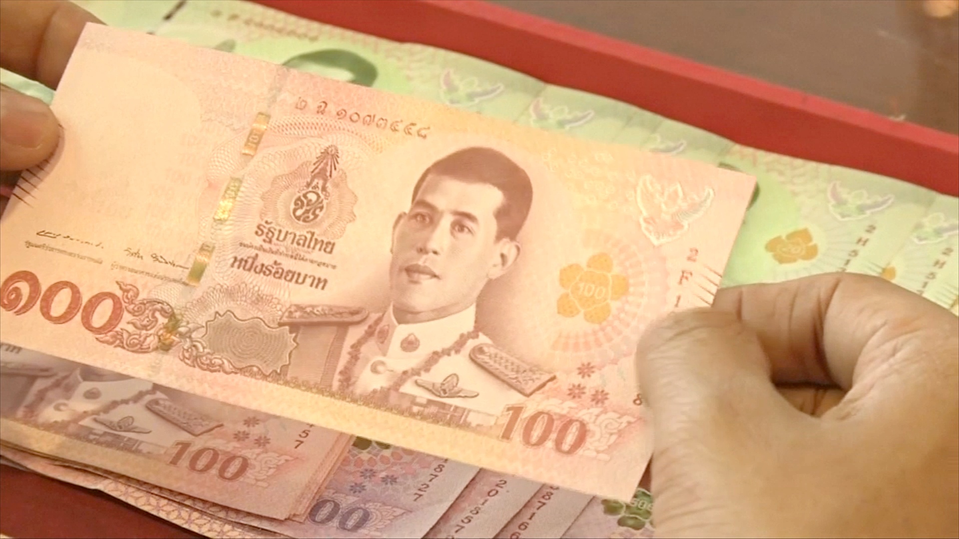 Тайский коллекционер собирает новые банкноты и ждёт коронации