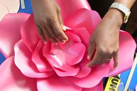 Цветы из бумажных отходов стали прибыльным бизнесом для нигерийки