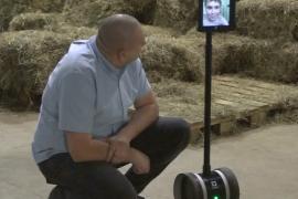 Робот снимает животных в зоопарке и показывает видео в детской больнице