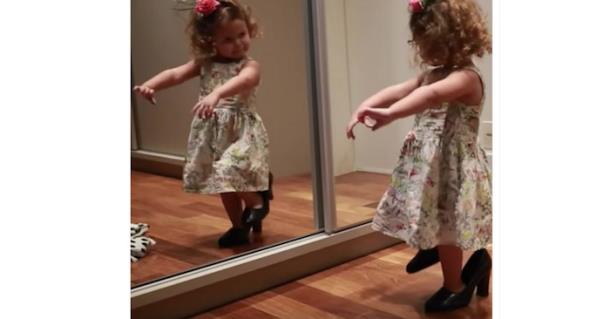Малышка на маминых каблуках танцует фламенко