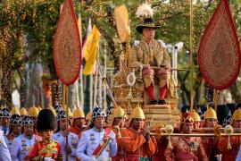 200 тысяч тайцев поприветствовали процессию коронованного Рамы X
