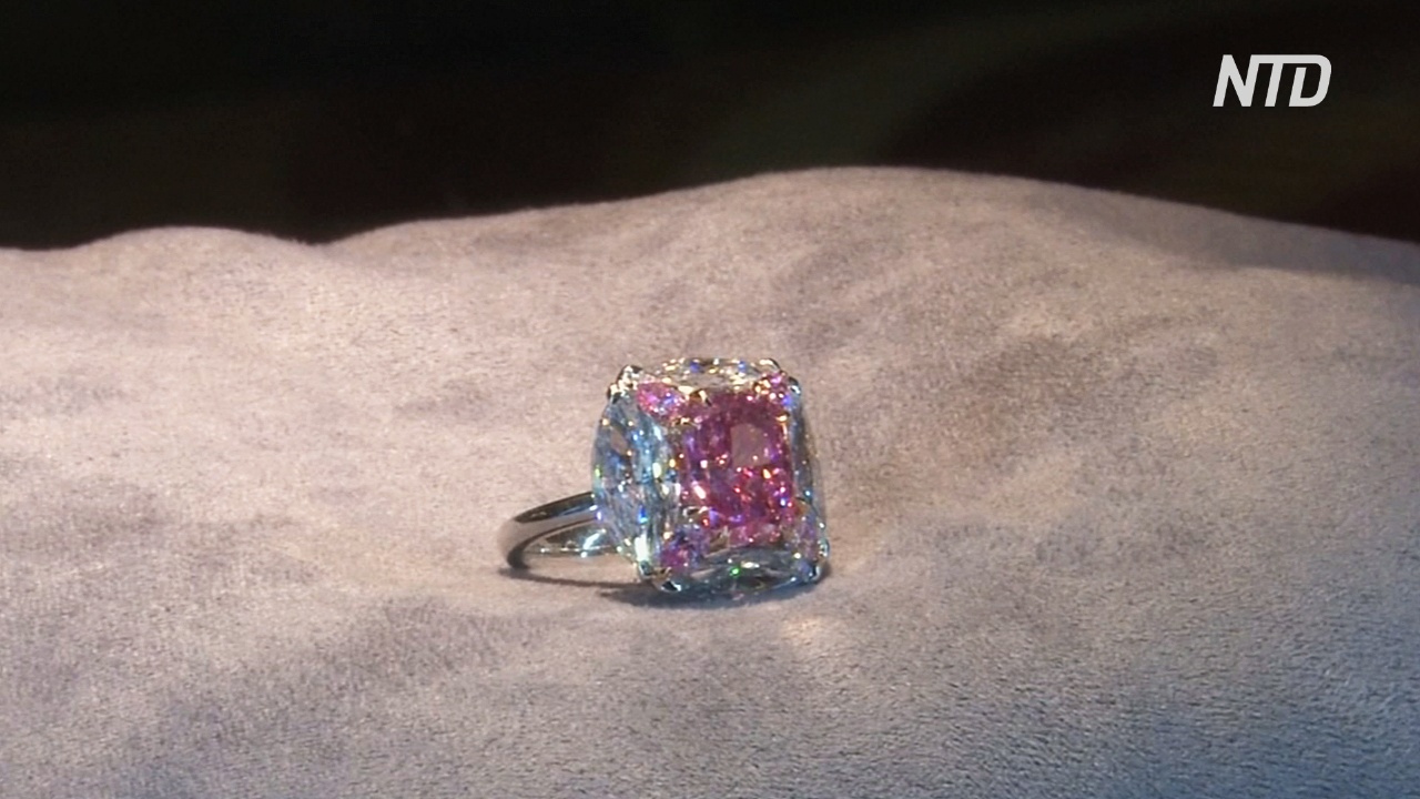 Дом Christie's продал розовый бриллиант «Бабл-гам» за $7,5 млн