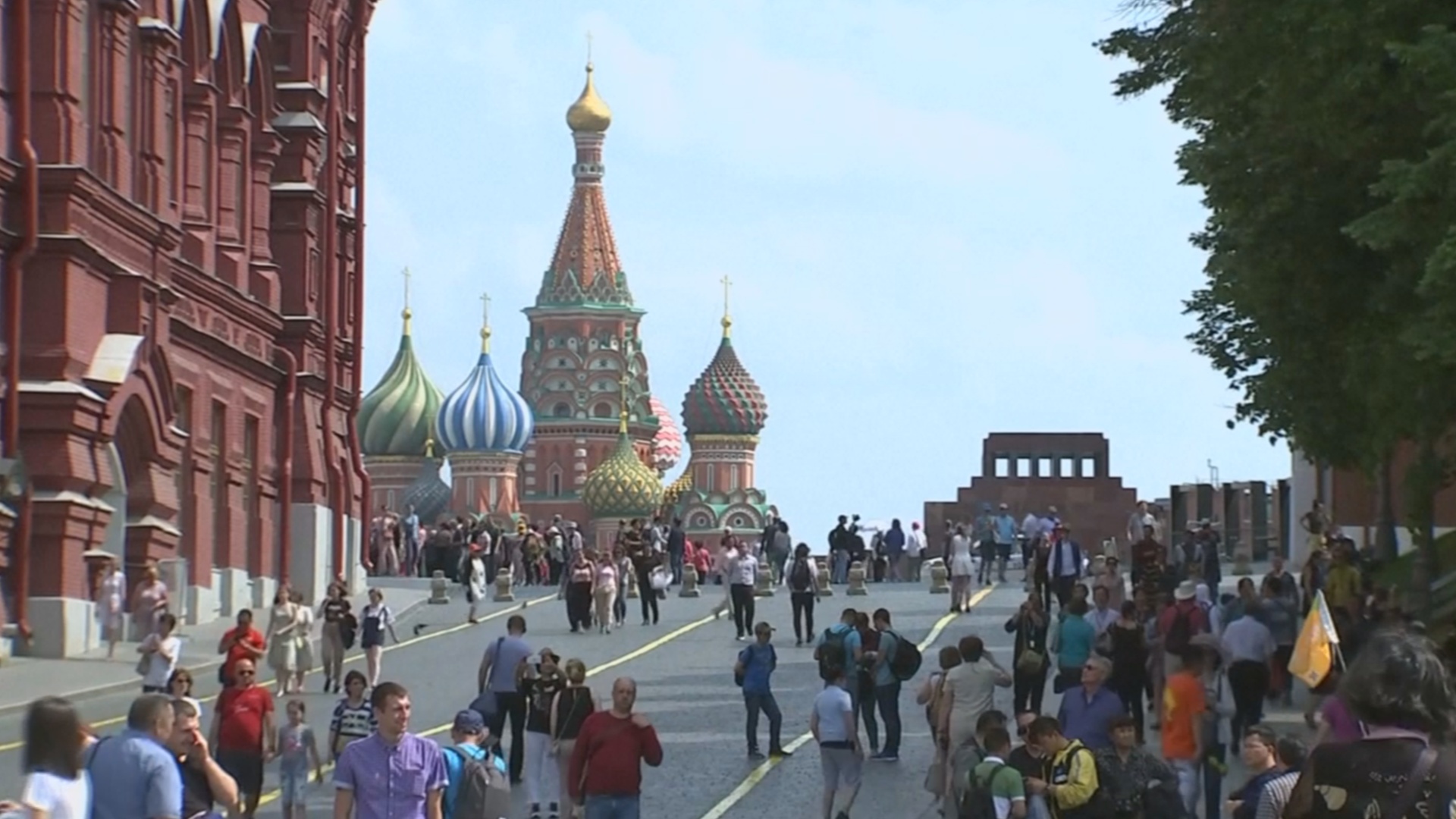 Как москвичи и туристы спасаются от аномальной жары