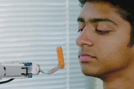 В США разрабатывают робота-руку, который умеет кормить людей