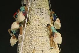 Гонконгцы в погоне за счастьем покорили 18-метровую башню с булочками