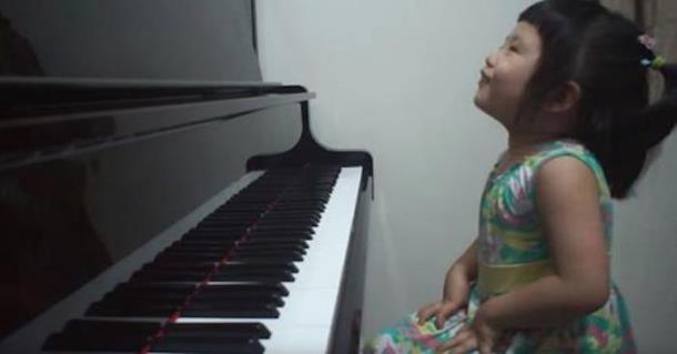 Девочка в три года играет Баха на фортепиано и набрала более 5 млн просмотров