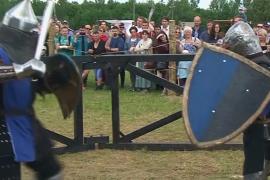 Средневековые воины померялись силами на фестивале в Беларуси