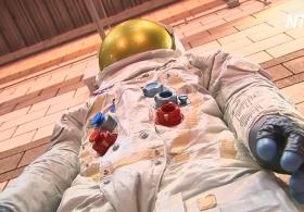 В США к 50-летию высадки на Луну сделали статую скафандра Нила Армстронга