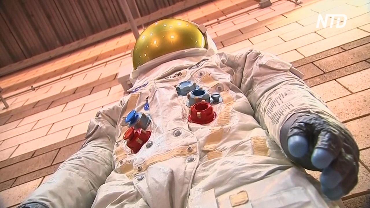 В США к 50-летию высадки на Луну сделали статую скафандра Нила Армстронга