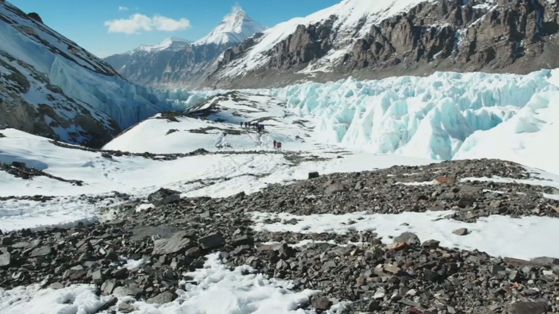 Результат уборки на Эвересте: четыре человеческих тела и 11 тонн мусора