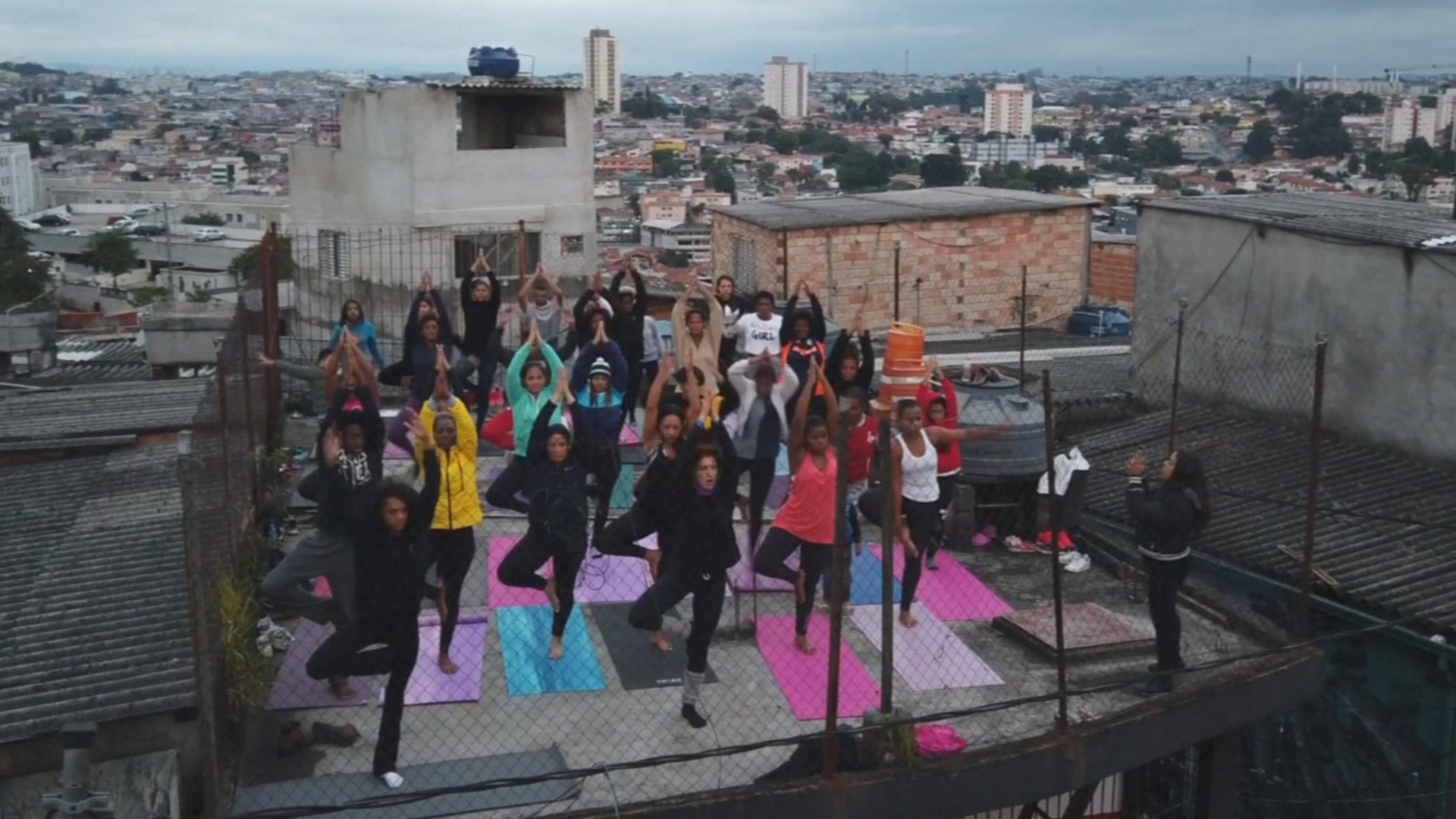 В трущобах Сан-Паулу бесплатно преподают йогу