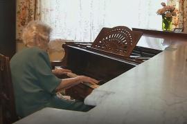 108-летняя полька продолжает играть на пианино