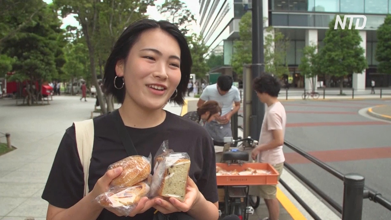Приложение и велосипед: как в Японии спасают несвежие булочки