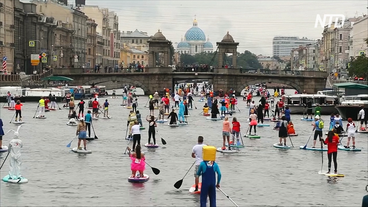 Карнавальный заплыв на сапсёрфе прошёл по каналам Санкт-Петербурга