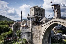 Как дайверы празднуют 15-летие восстановления Старого моста в Мостаре