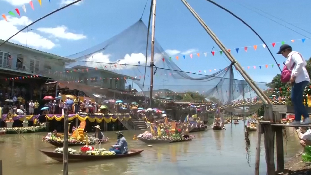 Лодочное шествие: в Таиланде прошёл красочный фестиваль
