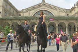 Два «кентавра» разыграли спектакль на вокзале в Париже
