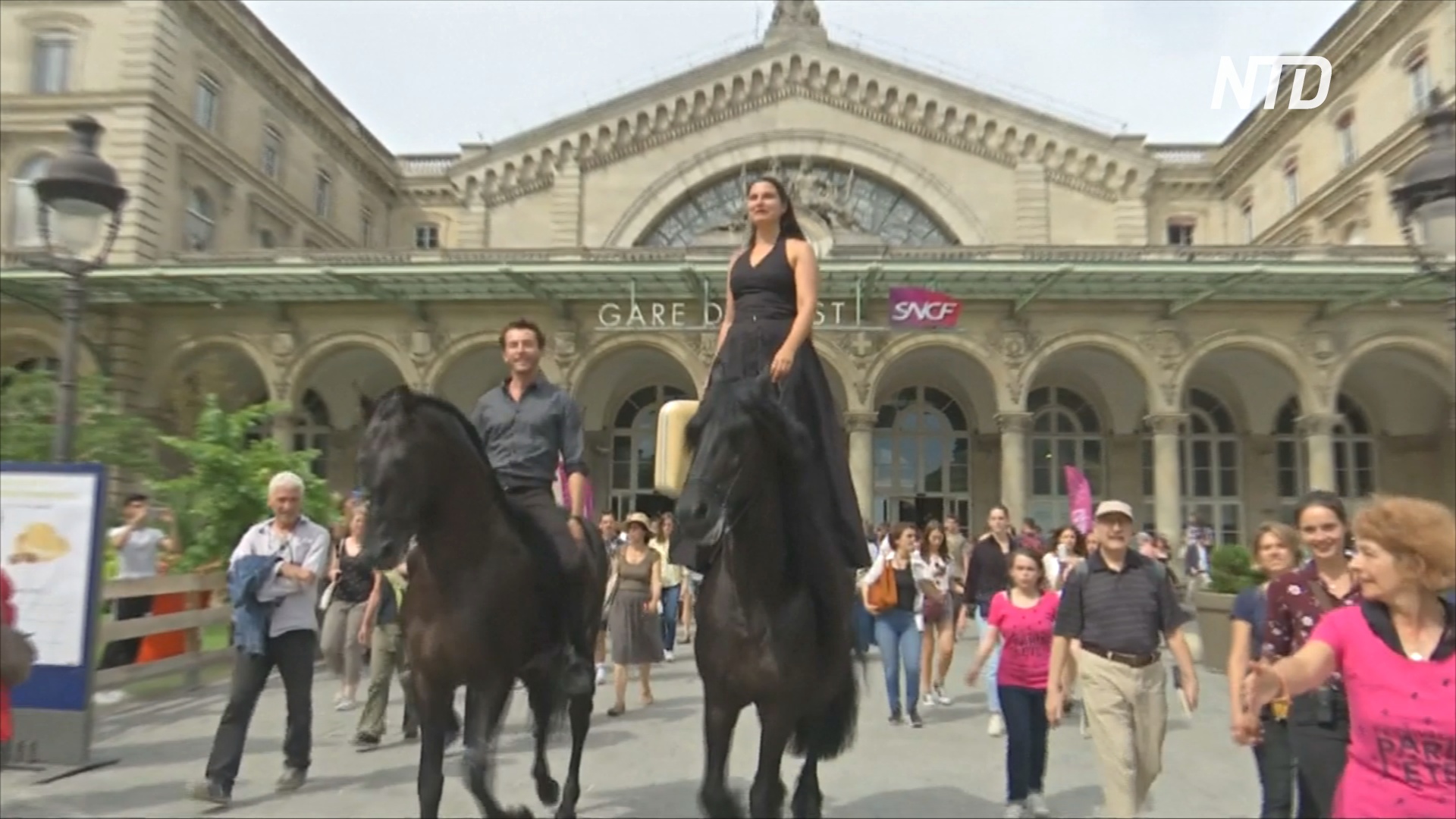 Два «кентавра» разыграли спектакль на вокзале в Париже