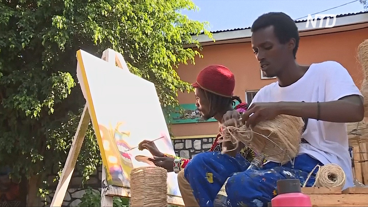 Руандиец приютил в своей галерее художника из Бурунди, ставшего беженцем