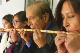 Боливийский музыкант показал свои инструменты-гибриды