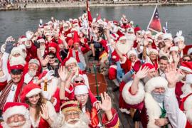 Съезд Санта-Клаусов под июльским солнцем Копенгагена