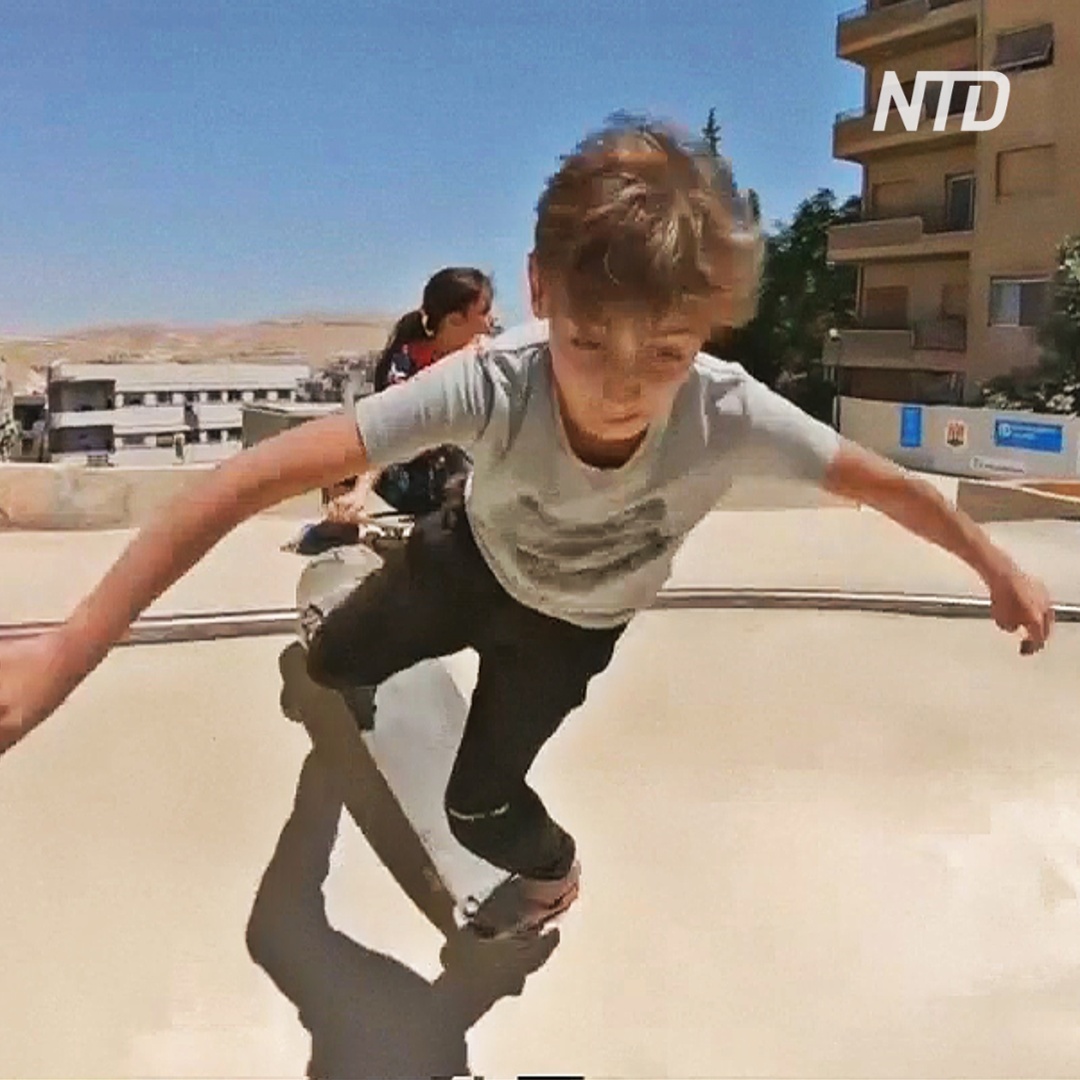 Детей в Сирии учат кататься на скейтбордах