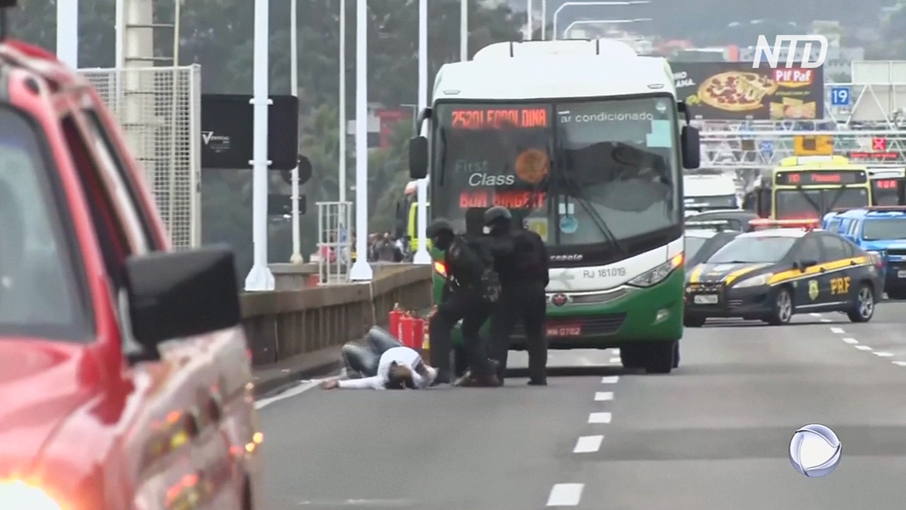 Полиция Бразилии застрелила мужчину, захватившего автобус с пассажирами