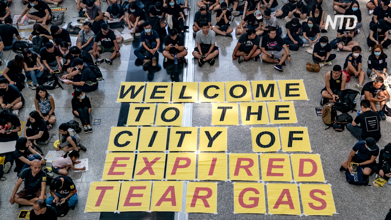 Активисты оккупировали аэропорт Гонконга