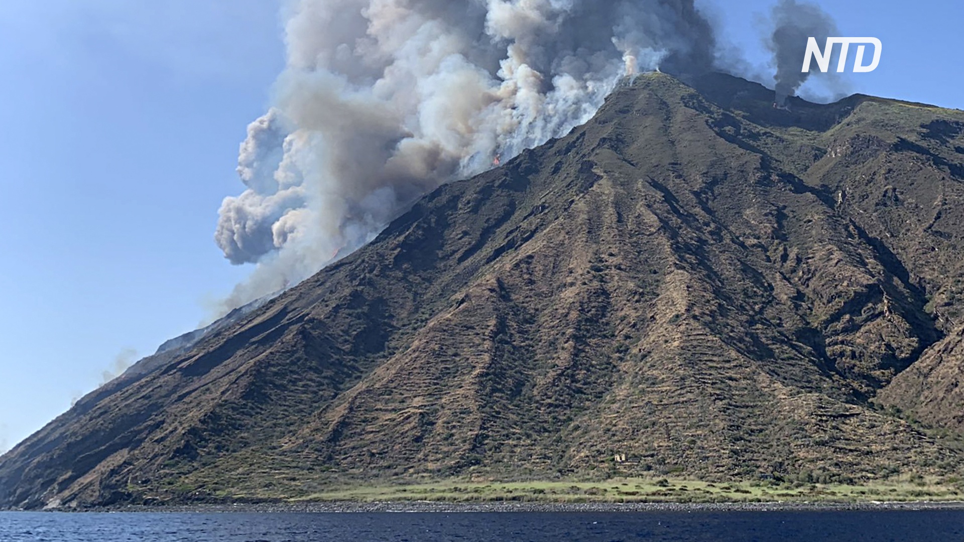 Новое извержение Стромболи перепугало туристов