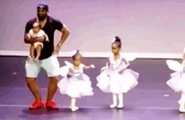 Отец исполнил на сцене балетные «па», чтобы поддержать двухлетнюю дочь