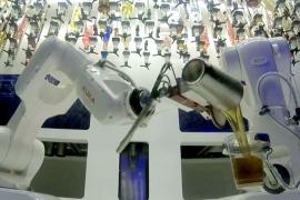 Робот-бармен в Праге делает 80 коктейлей за час
