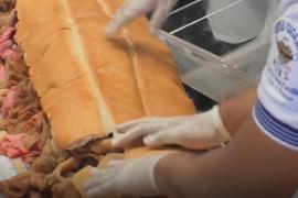 Гигантский бутерброд длиной 72 метра приготовили в Мехико