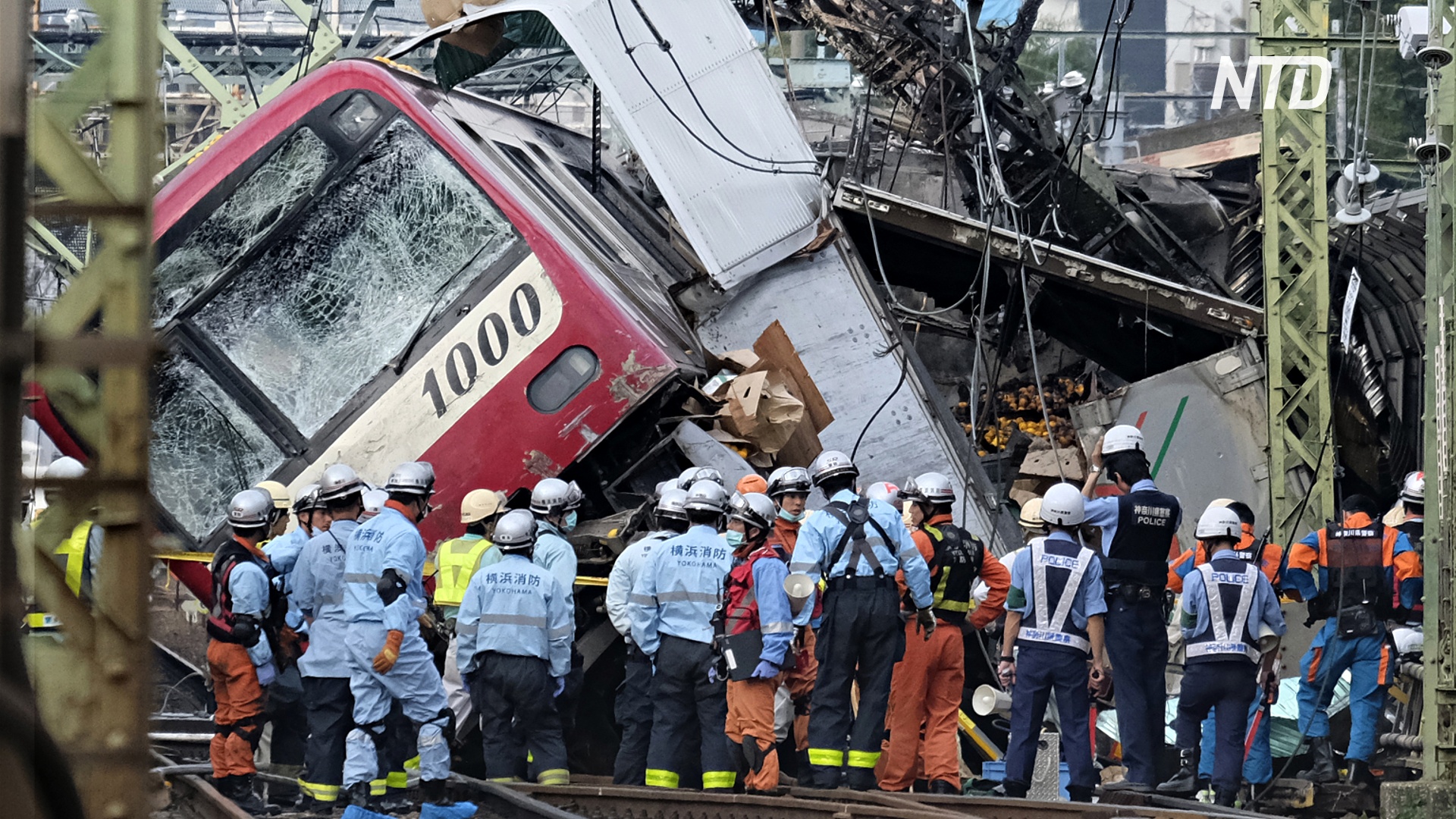 Поезд въехал в грузовик в Иокогаме: один погибший и десятки пострадавших