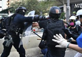 Amnesty International обвинила полицию Гонконга в чрезмерном применении силы в отношении протестующих