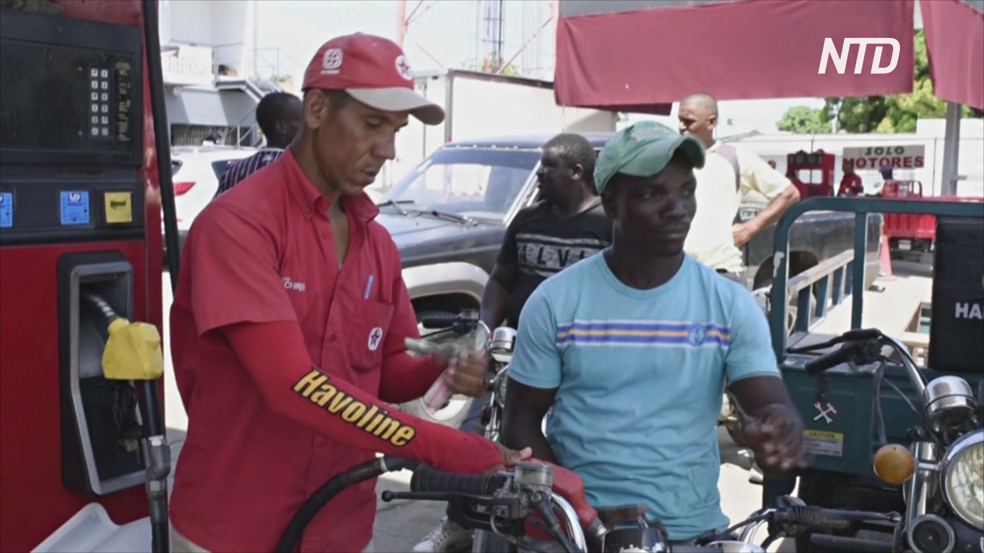Гаитяне бегут в Доминиканскую Республику за бензином
