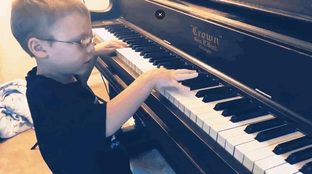 Слепой ребёнок стал интернет-сенсацией, играя на пианино и гитаре