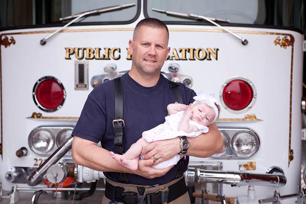 Пожарный принял роды и удочерил девочку