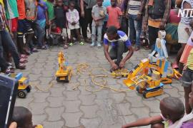 Юный камерунец делает игрушки, чтобы вдохновить обездоленных детей