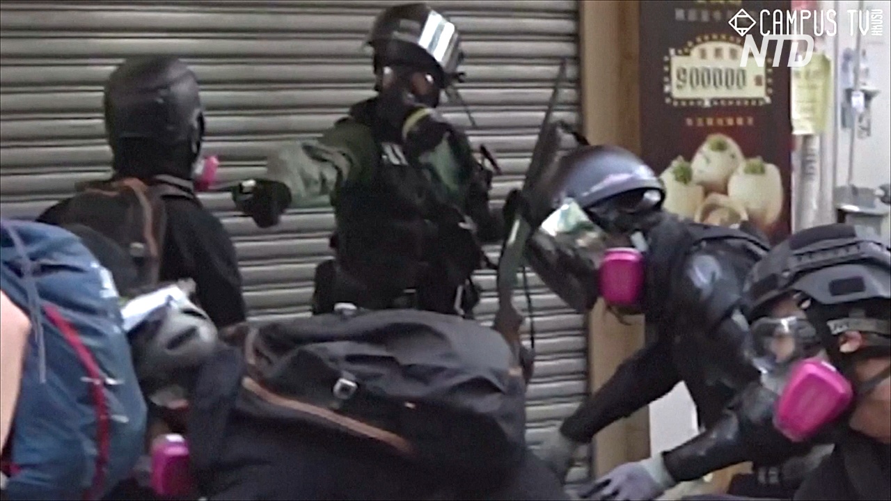 Студенты Гонконга протестуют после того, как полицейский выстрелил в демонстранта