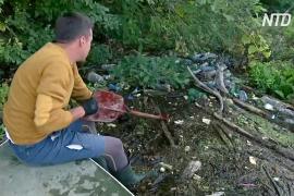 Венгерский волонтёр ушёл с работы, чтобы убирать мусор на реке Тиса
