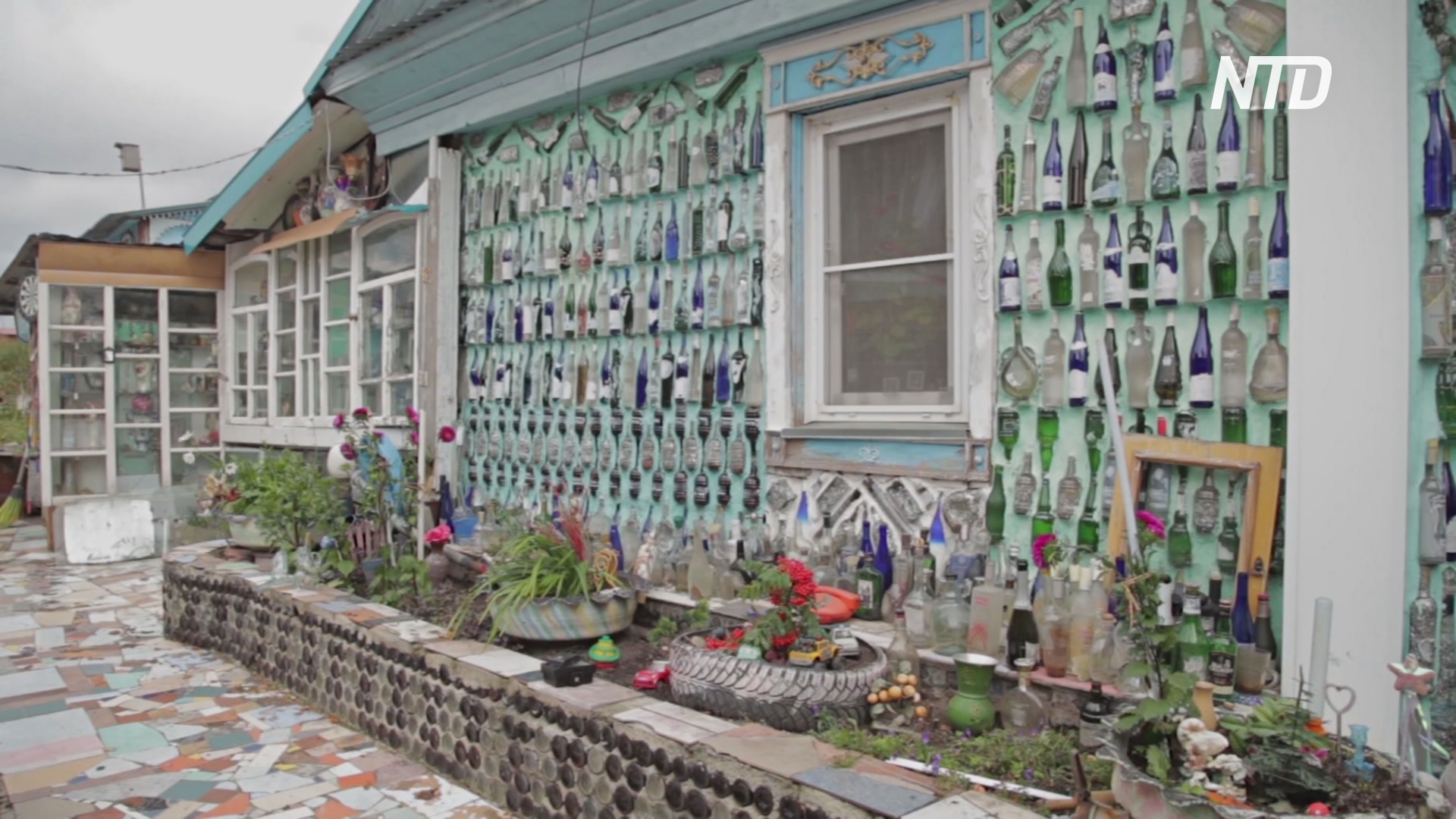 Сибиряк построил дом из 12 000 стеклянных бутылок