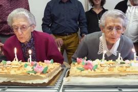 Близнецы всех возрастов поздравили француженок-двойняшек со 100-летием