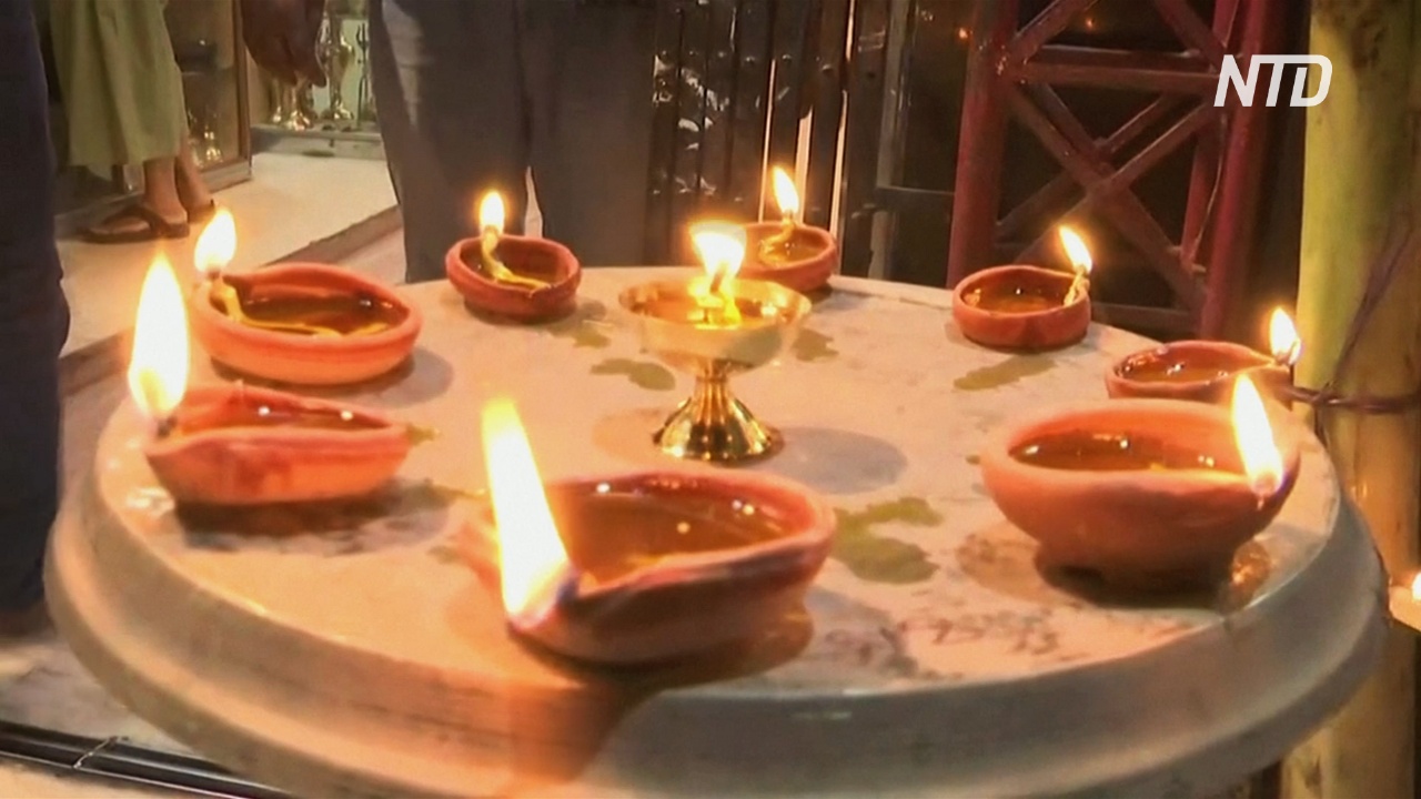 Праздник Дивали: индийцы жгут свечи и бенгальские огни